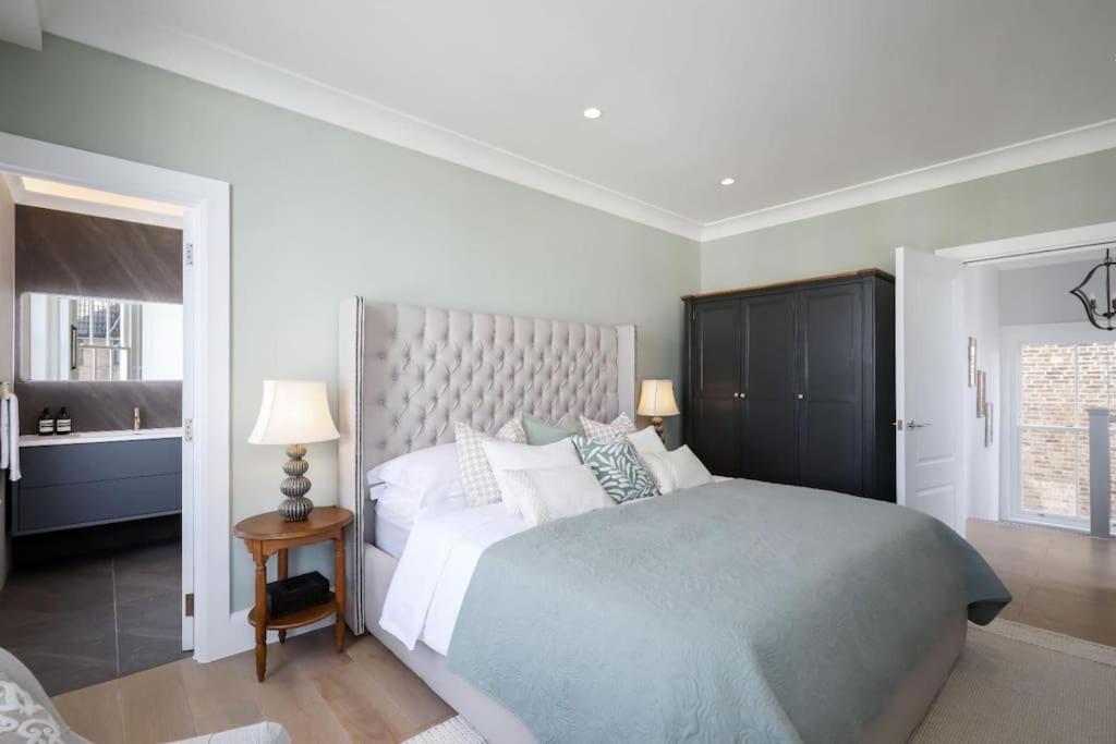 3 Bed Corner House Portobello Rd Londra