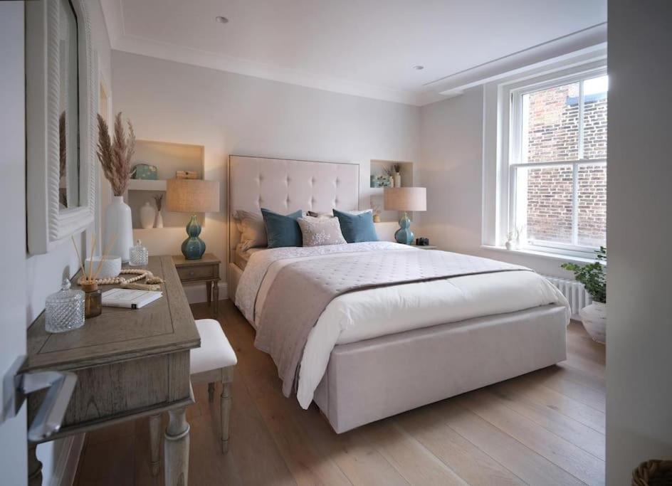 3 Bed Corner House Portobello Rd *
